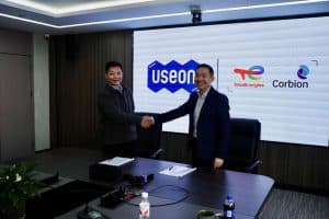 越升科技董事長(zhǎng)陳志強(qiáng)與道達(dá)爾能源科碧恩全球市場(chǎng)總監(jiān)丁豪（右）代表雙方簽署戰(zhàn)略合作